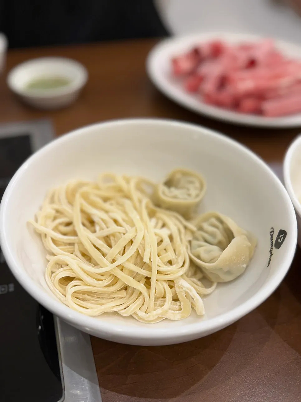 접시에 담겨 나온 샤브 소고기 180g