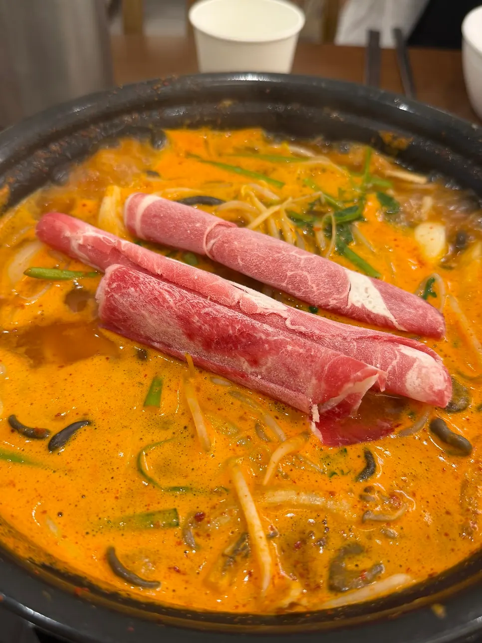 끓는 육수에 담근 샤브 소고기와 야채