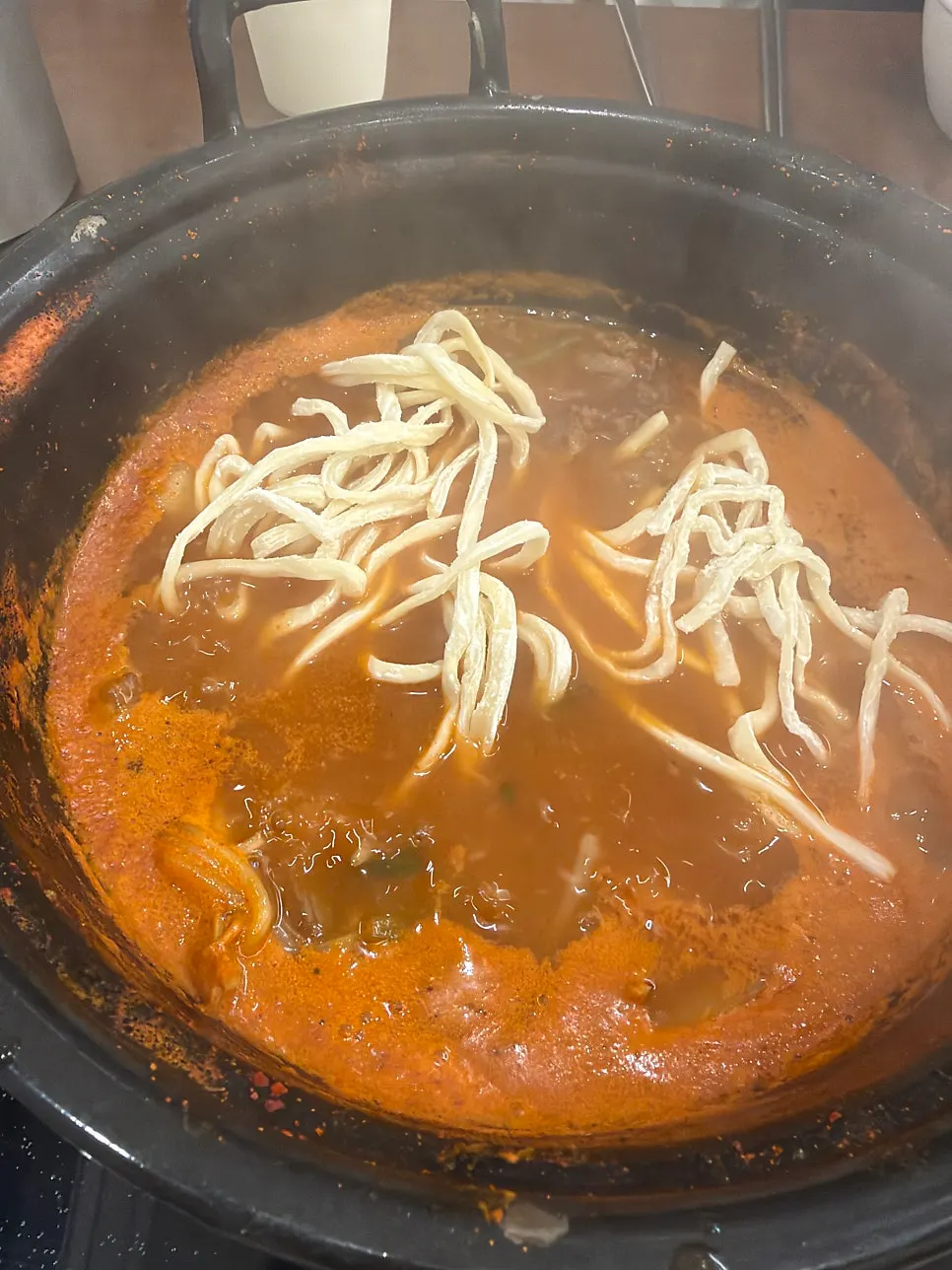 얼큰한 육수에 넣어 익힌 칼국수면