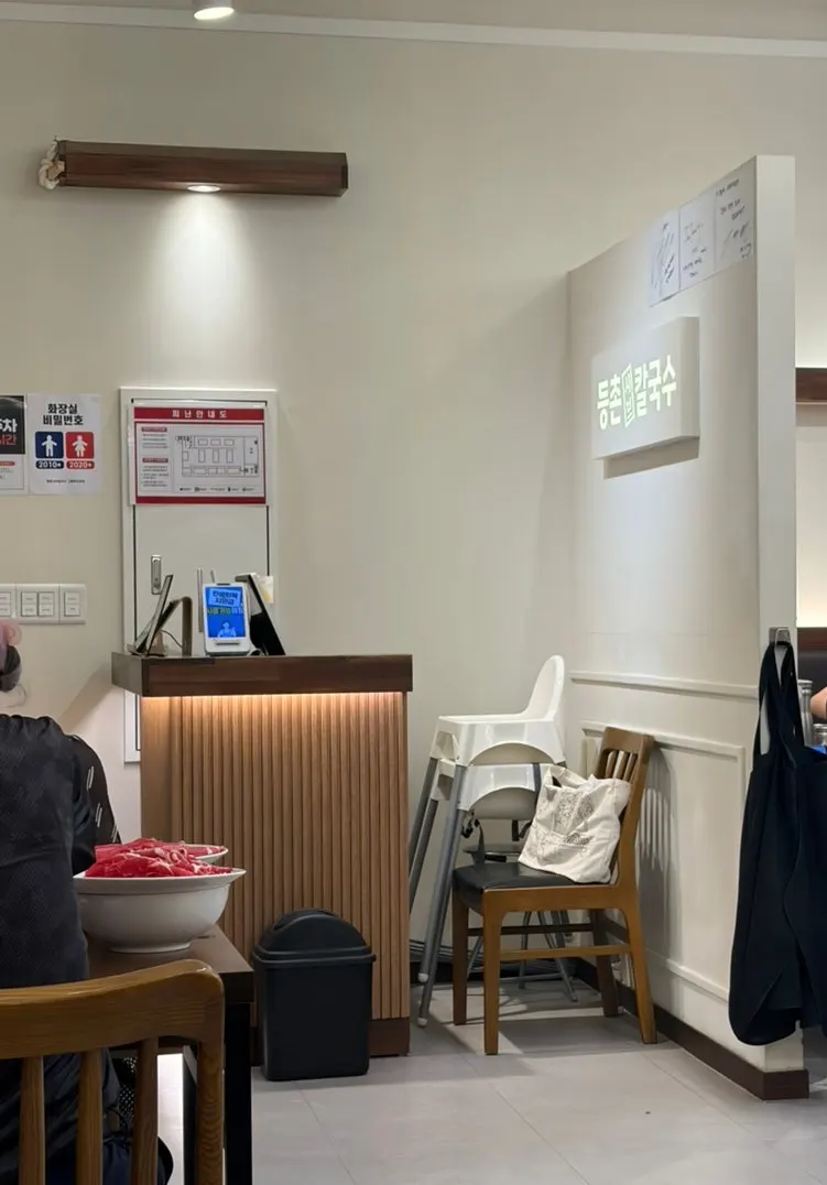 가족 손님이 많은 매장 좌석 풍경