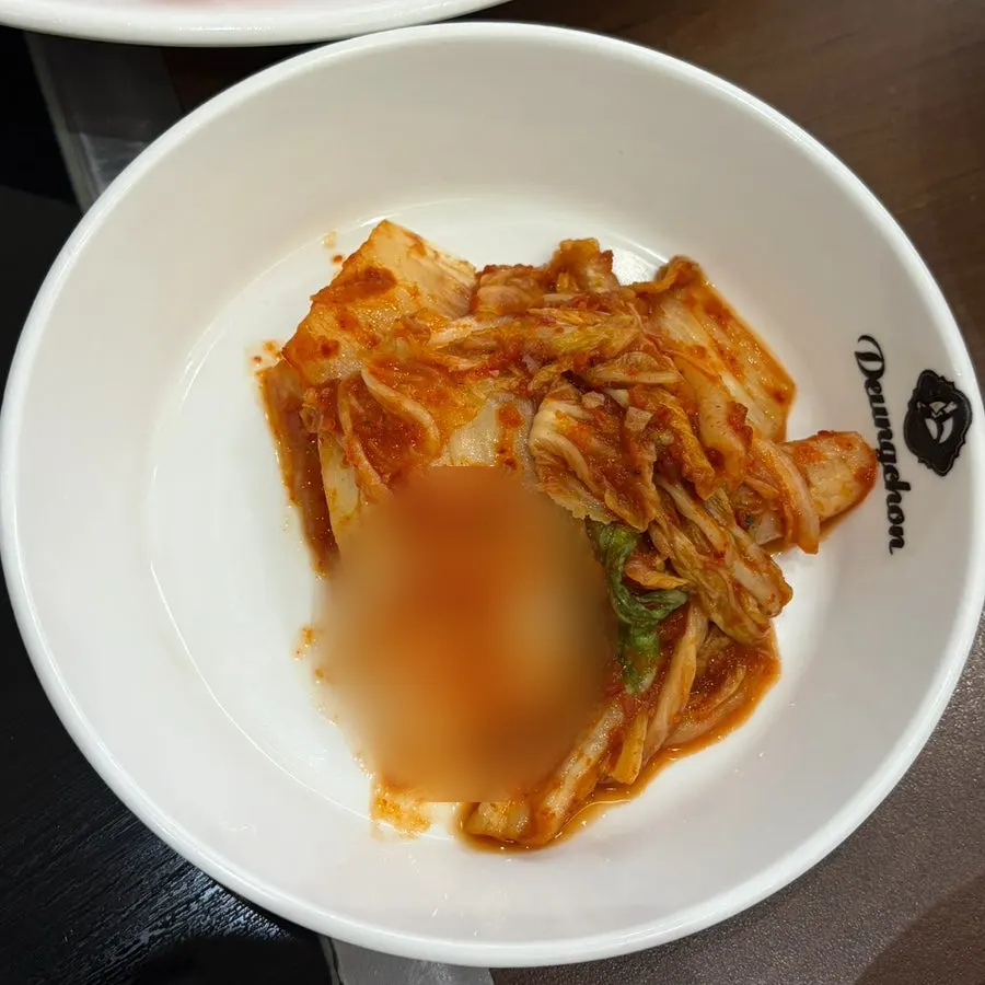 얼큰 육수가 담긴 전골 냄비