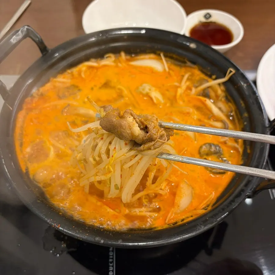 육수에 익힌 소고기와 특제 소스