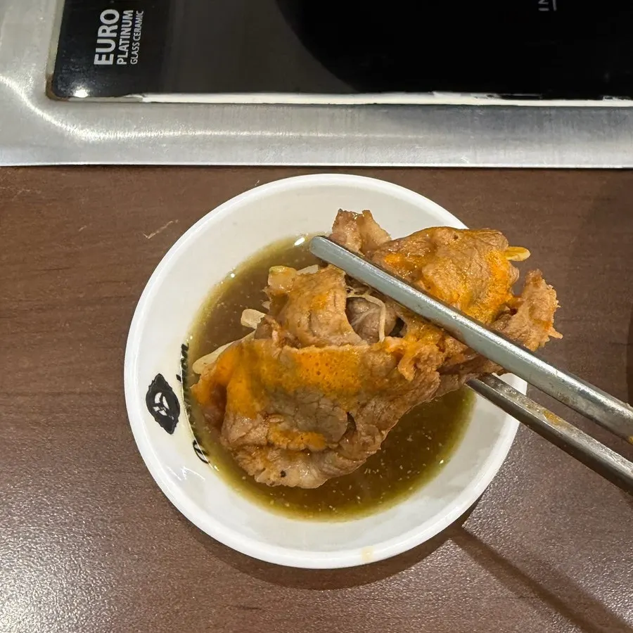 소스에 찍어 먹는 샤브 소고기