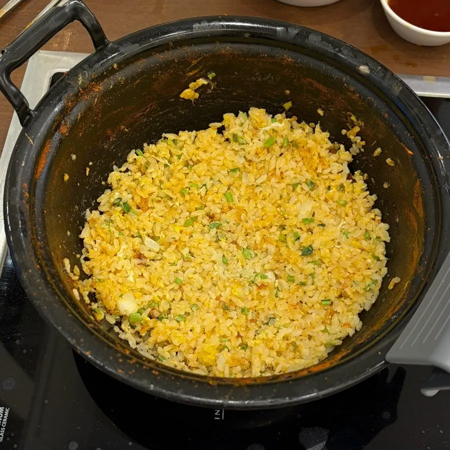 칼국수 면과 만두를 넣어 끓인 전골