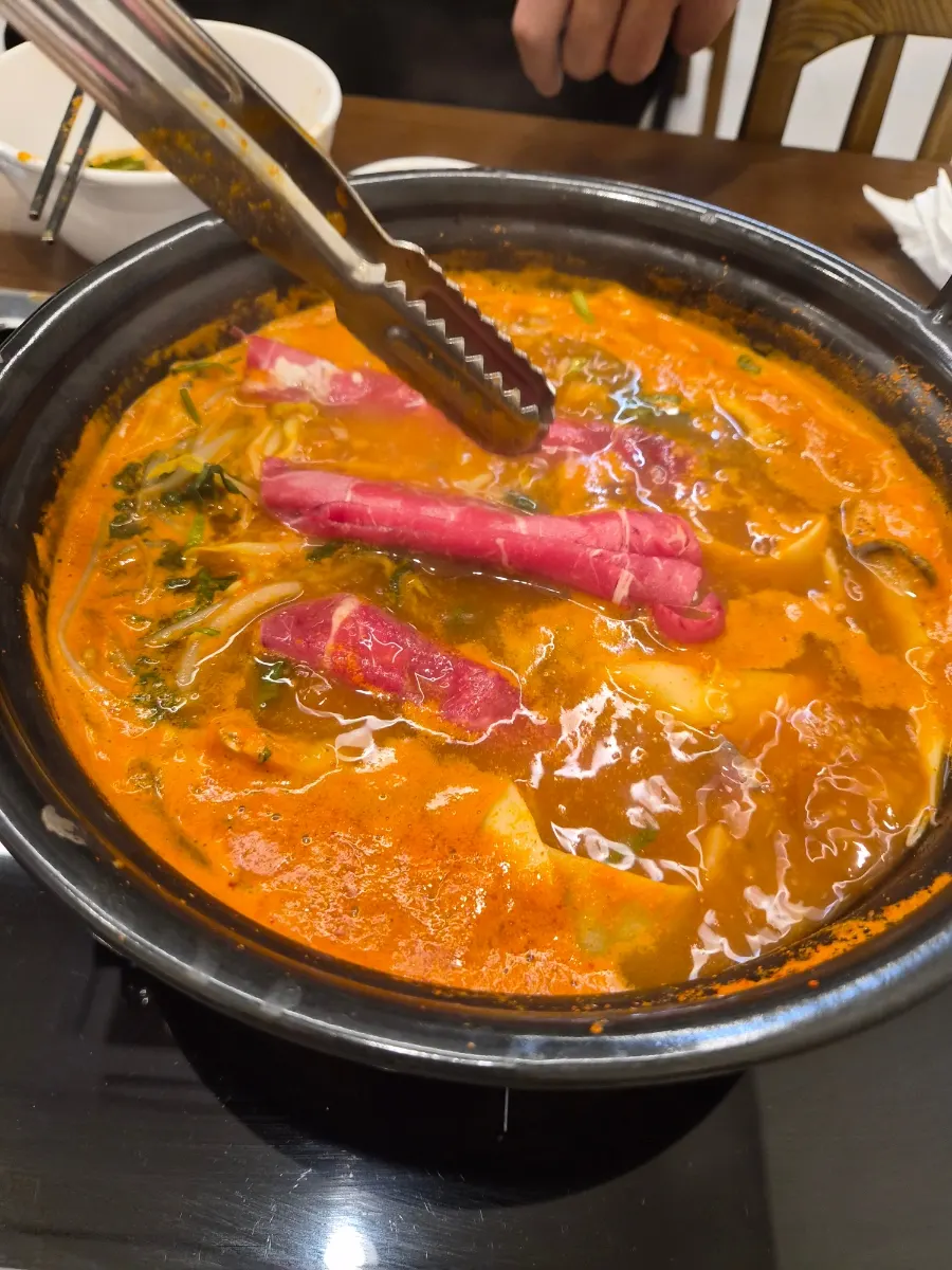 Pot loaded with the added minari and mushrooms