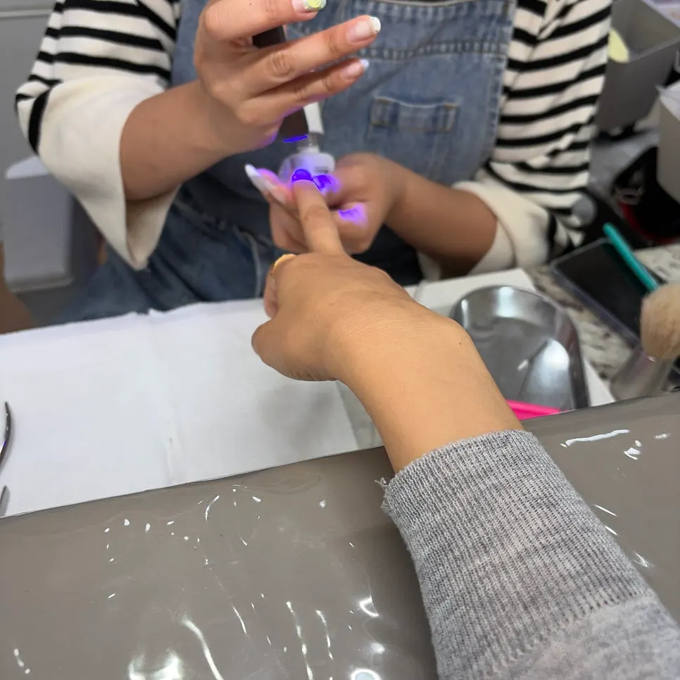 라운드 쉐입으로 균일하게 잡힌 손톱