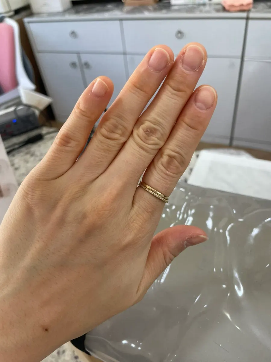 기본 케어를 받은 손톱