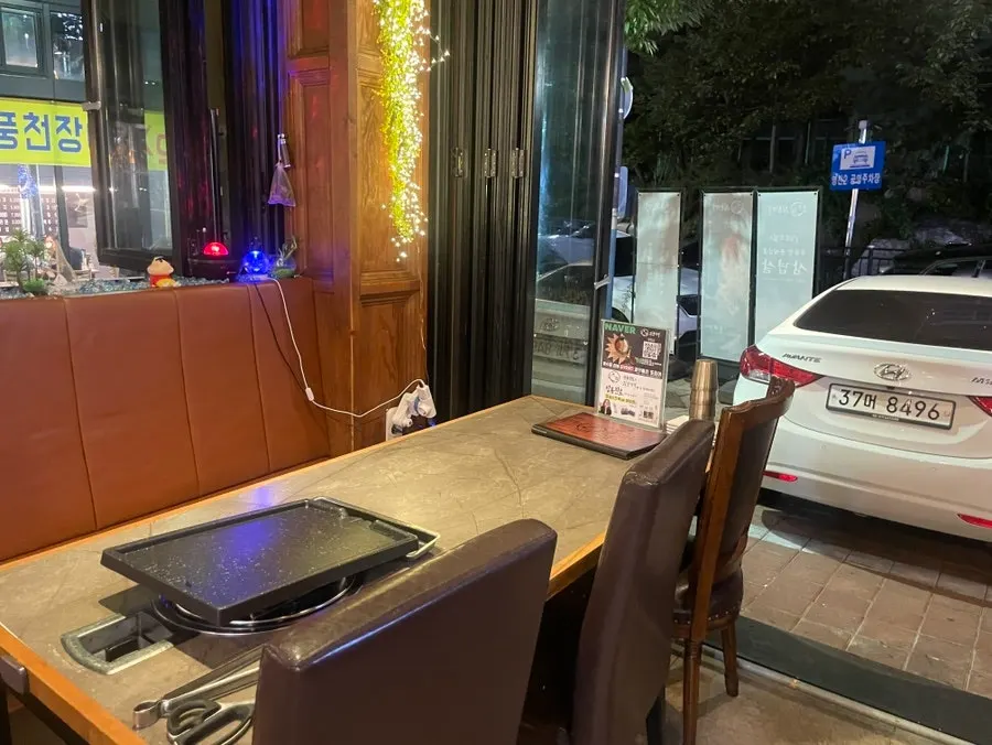 매장 밖 메뉴판과 웨이팅 안내