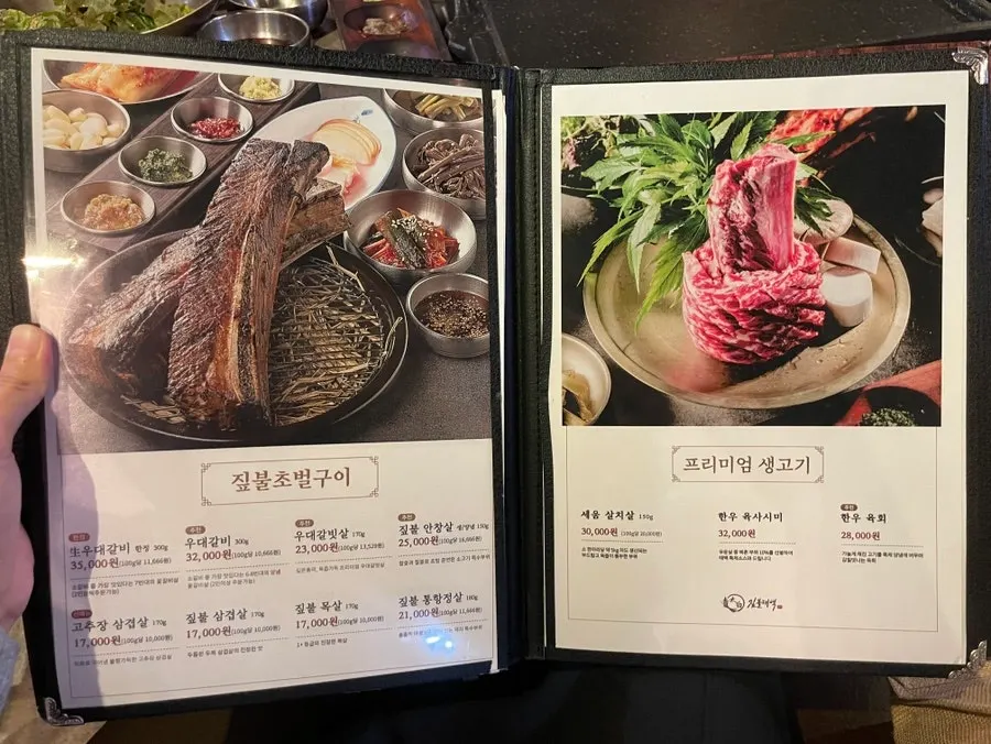 넓은 테이블과 푹신한 의자