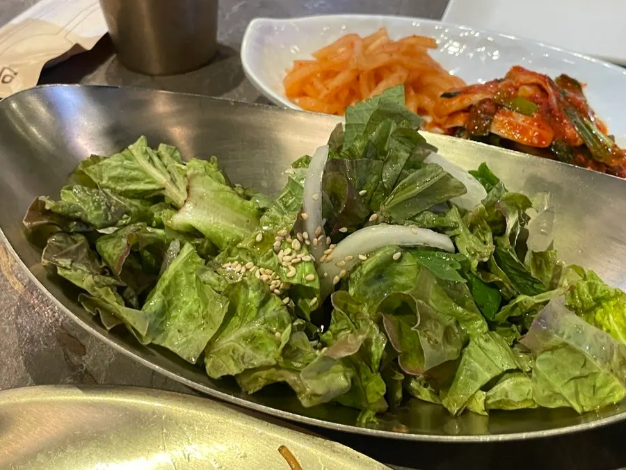 고기와 함께 나온 기본 밑반찬