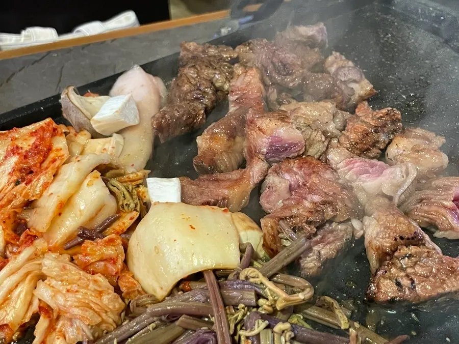 직원이 손질하는 갈비