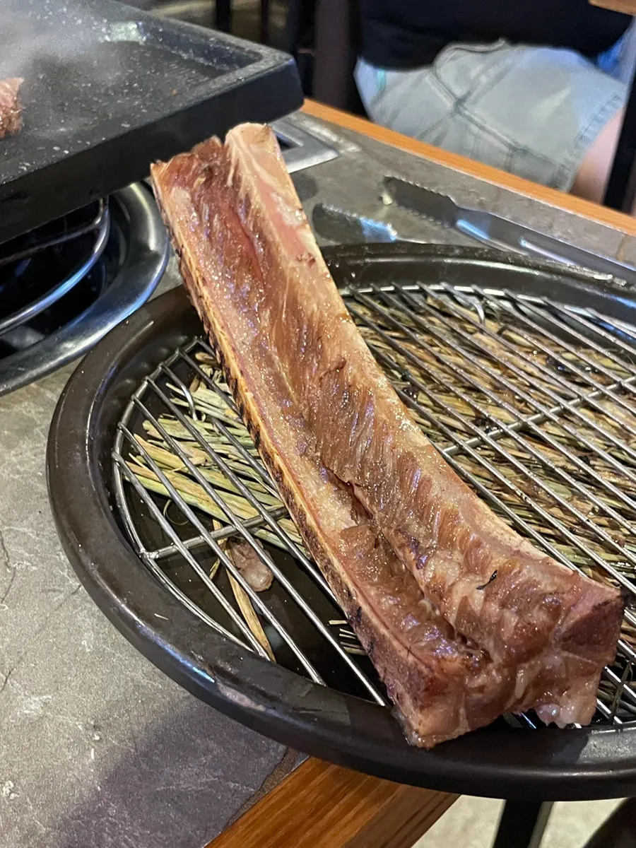 불판에서 익는 양념 소고기
