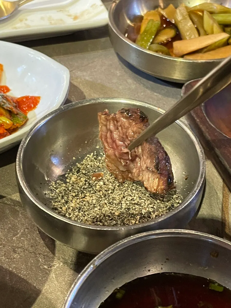 앞접시에 담아준 구운 갈비