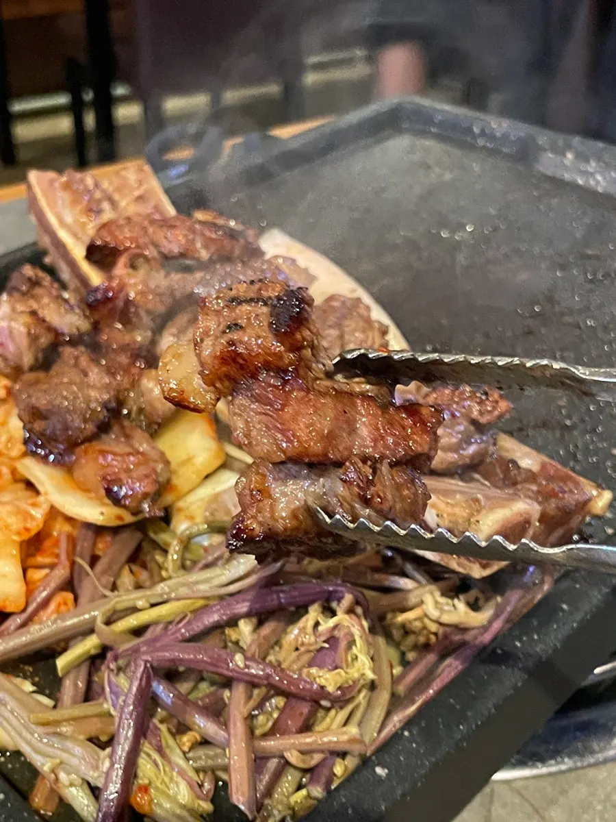 뼈대 위에 올린 바삭한 갈비