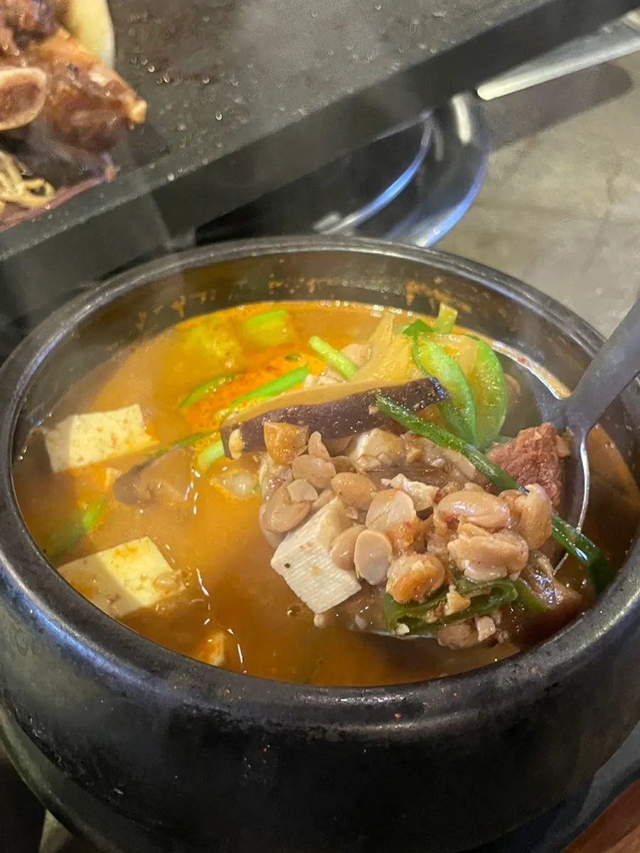 뚝배기에 담긴 소고기 청국찌개
