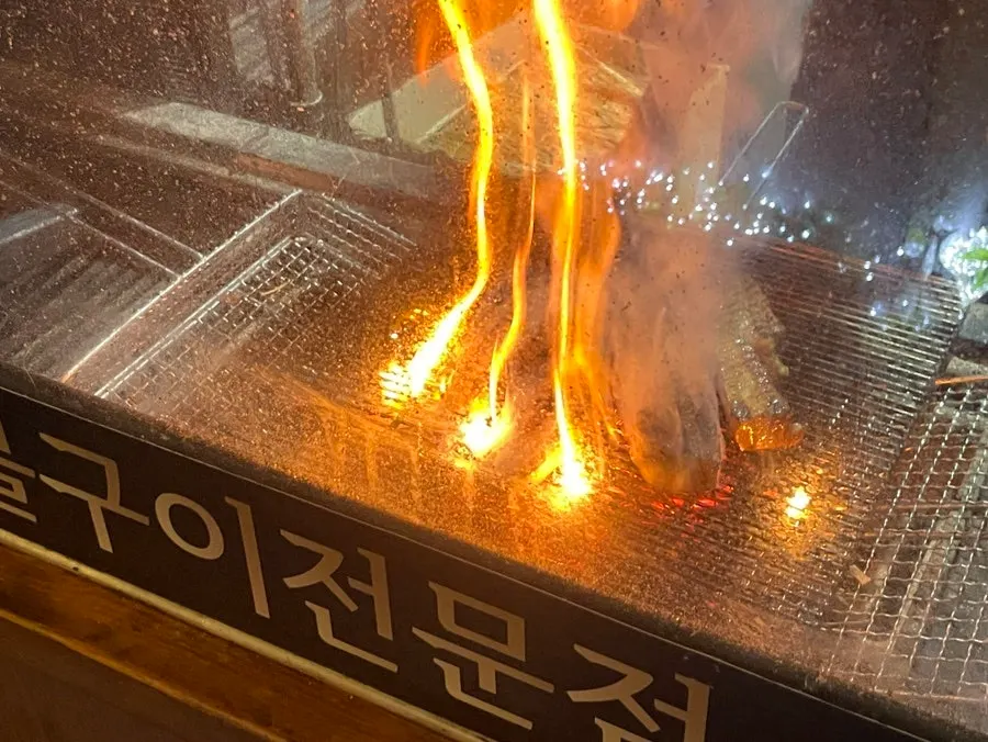 볏짚 향을 입히는 고기 초벌