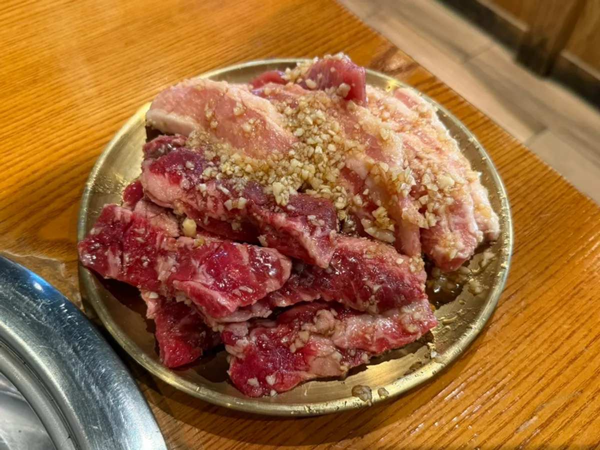 명이나물과 콩나물무침 등 기본 밑반찬