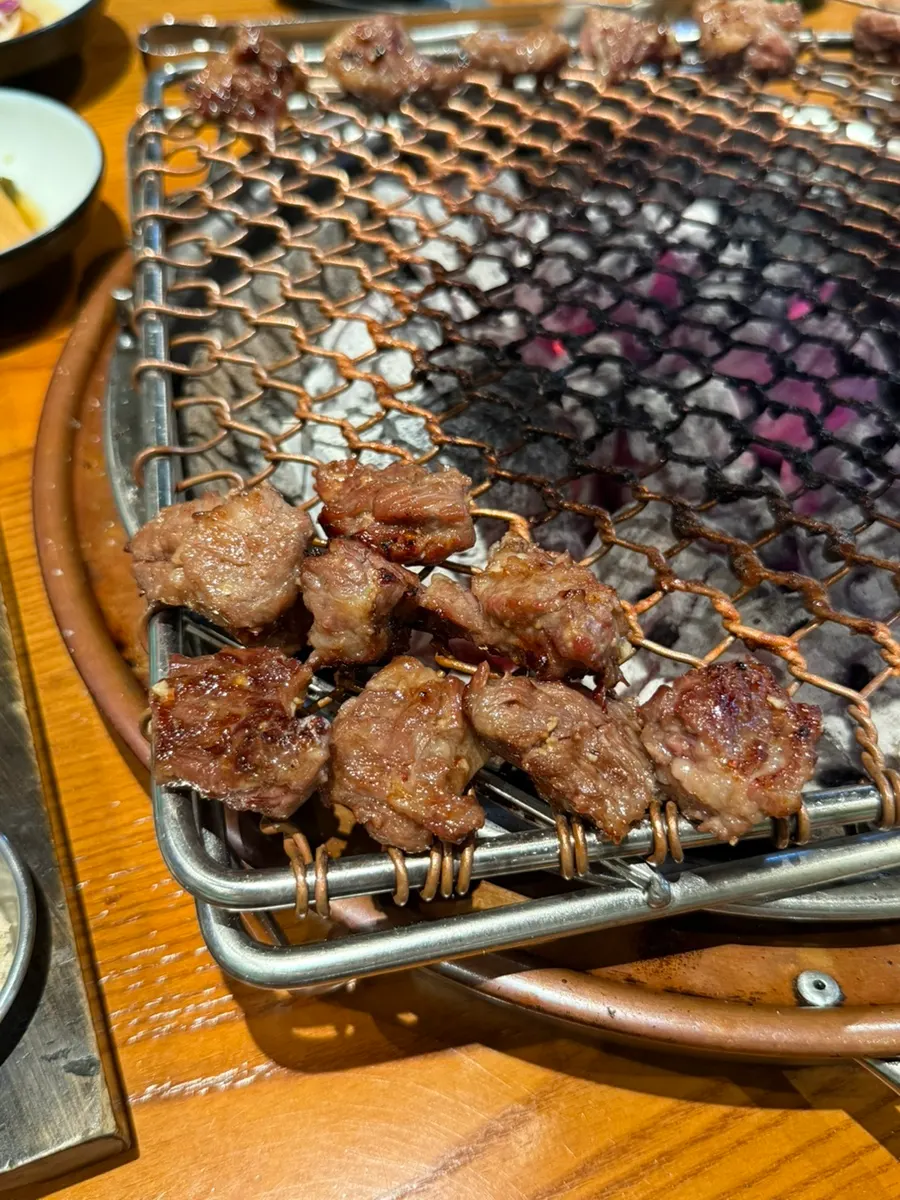 양념 고기를 굽는 불판