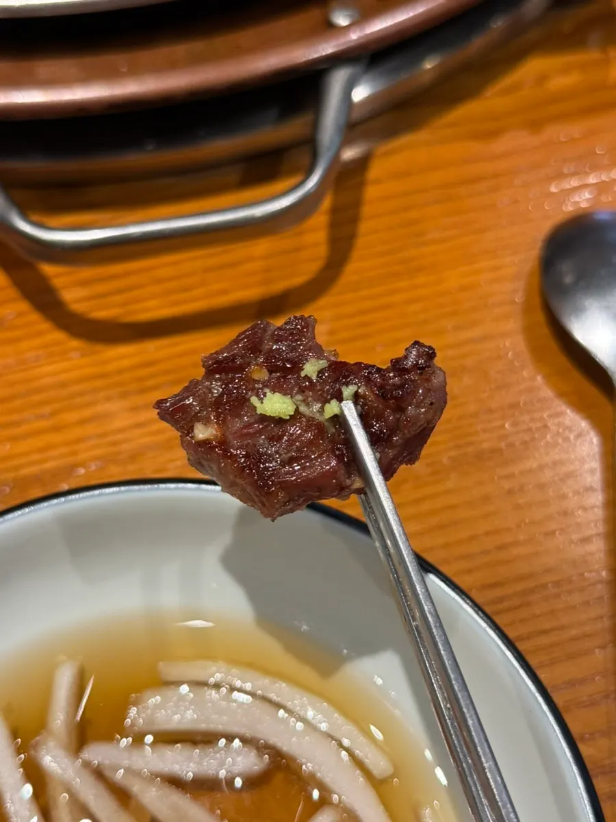 익힌 소갈비를 가장자리에 옮긴 모습