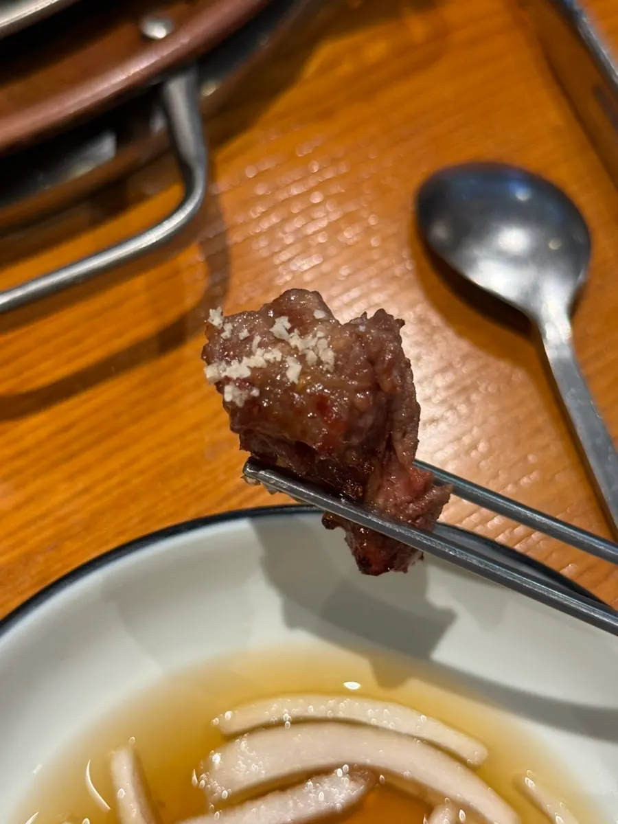 소스와 함께 먹는 익힌 소갈비