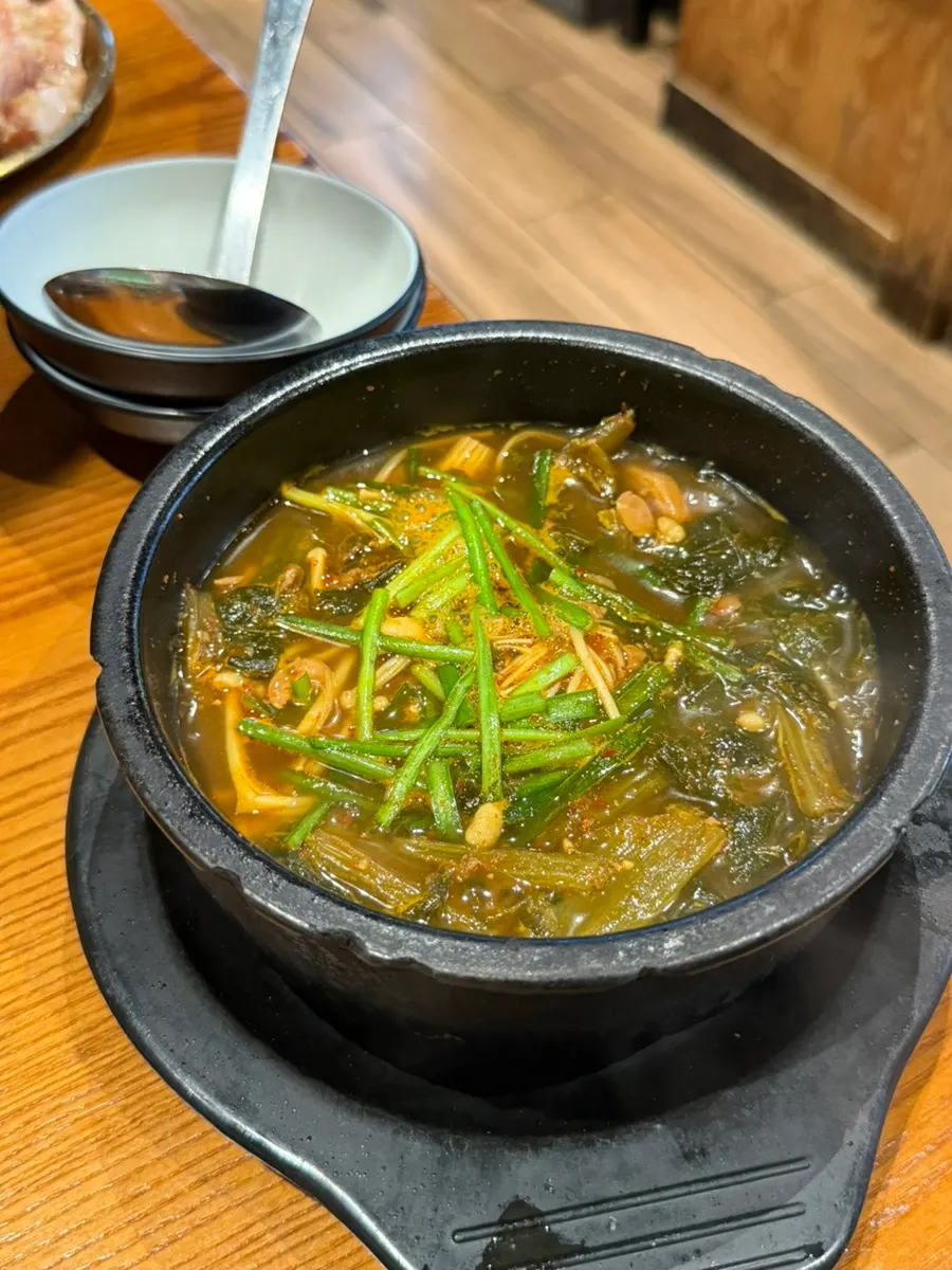소금에 찍어 즐긴 소갈비