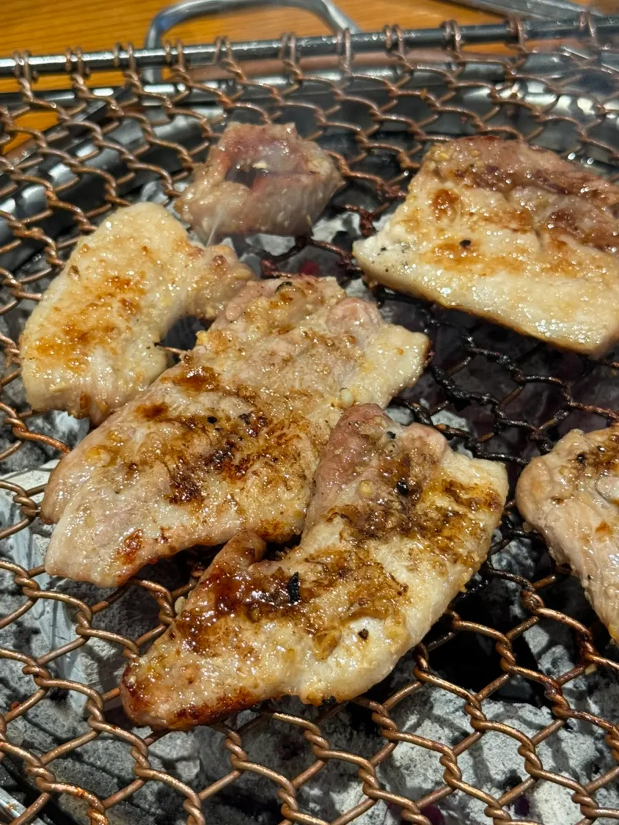삼겹살 위에 듬뿍 올린 마늘
