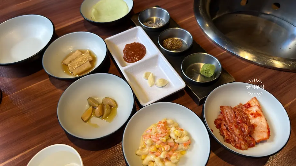 돼지갈비와 함께 차려진 기본찬 한 상