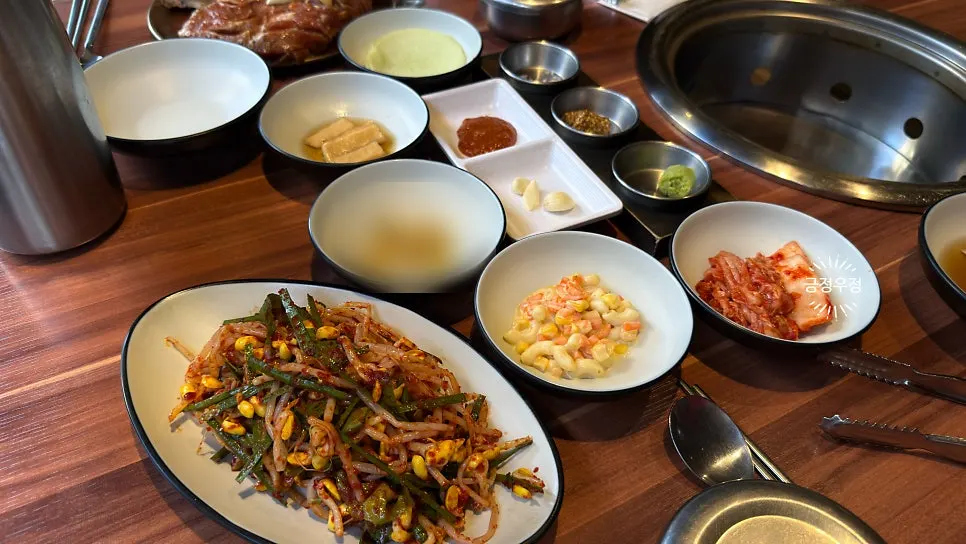 장아찌와 샐러드, 쌈무가 담긴 밑반찬