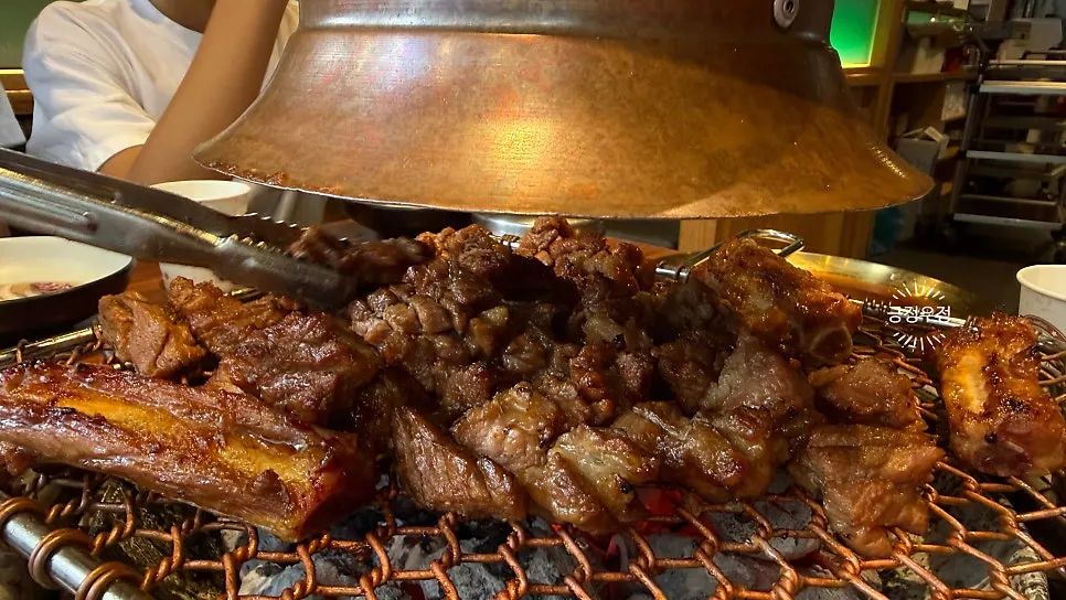 불판 위에서 익어가는 양념 돼지갈비