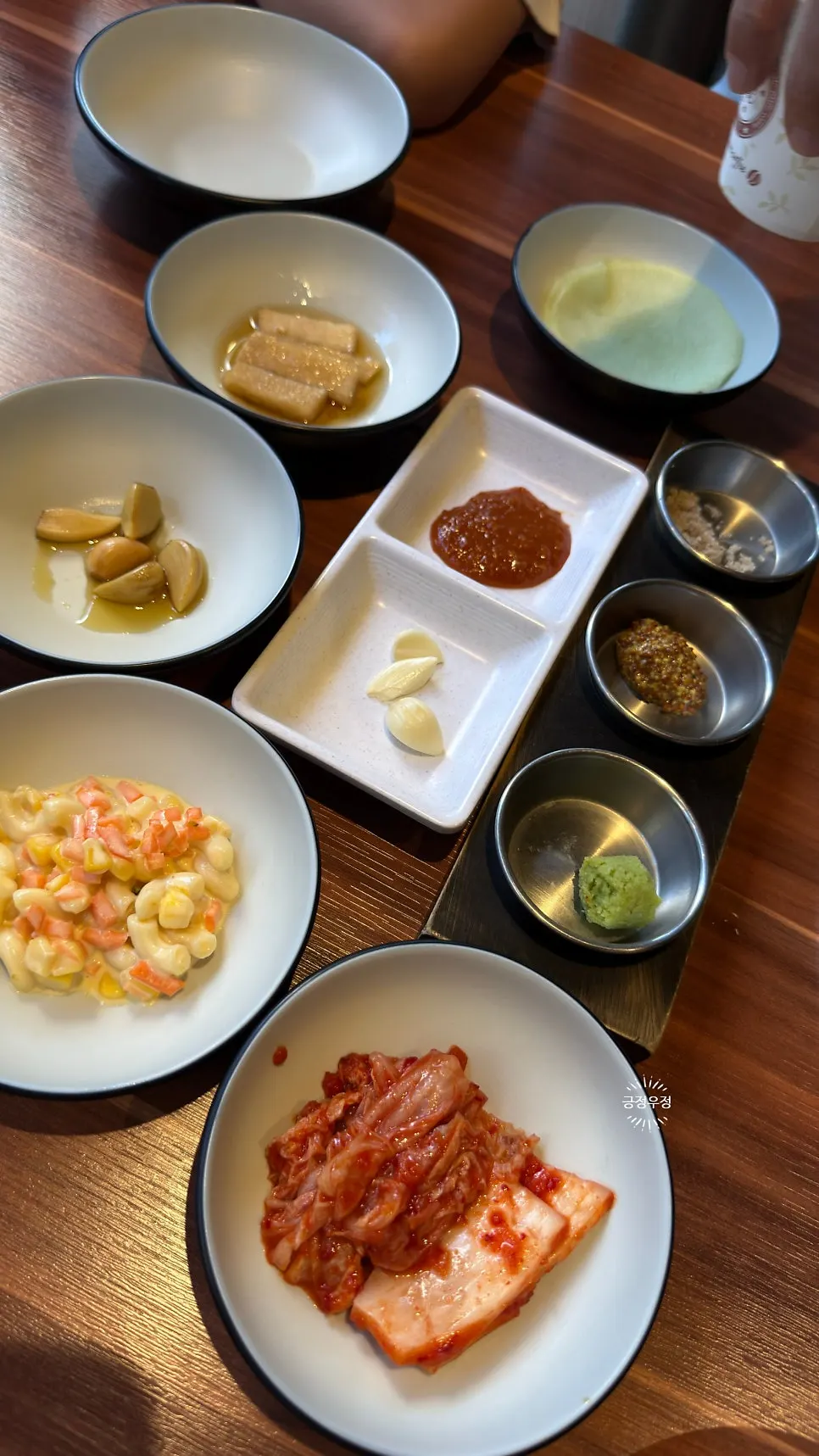 가위로 잘라 놓은 돼지갈비 한 점