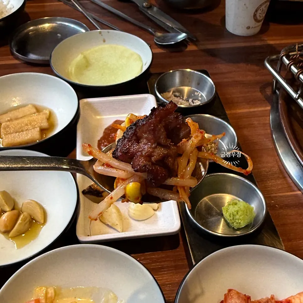 와사비를 곁들인 돼지갈비 한 점