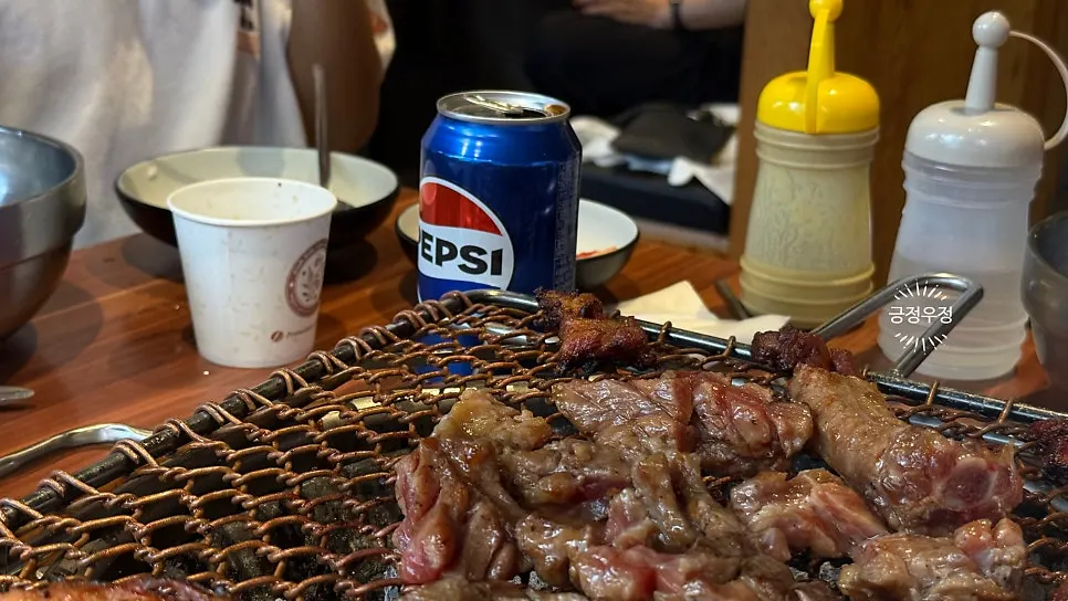 콩나물무침을 올려 먹는 돼지갈비