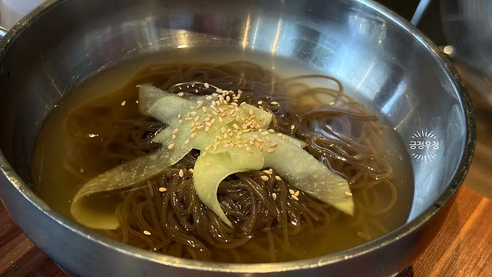 돼지갈비와 맥주, 콜라가 놓인 테라스 테이블