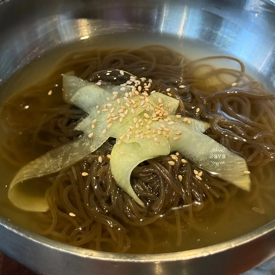 공기밥과 함께 먹는 돼지갈비 한 상