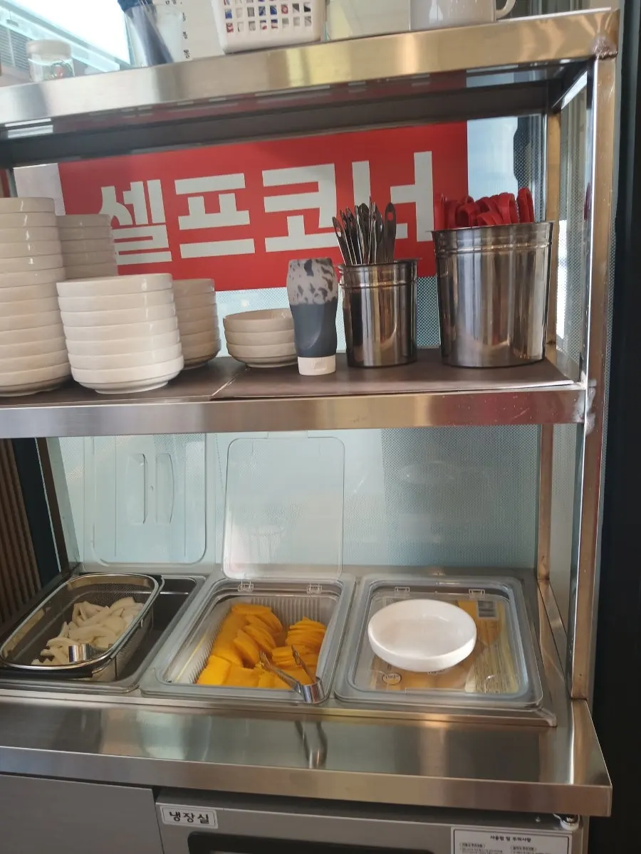 기본 찬으로 나온 단무지와 양파