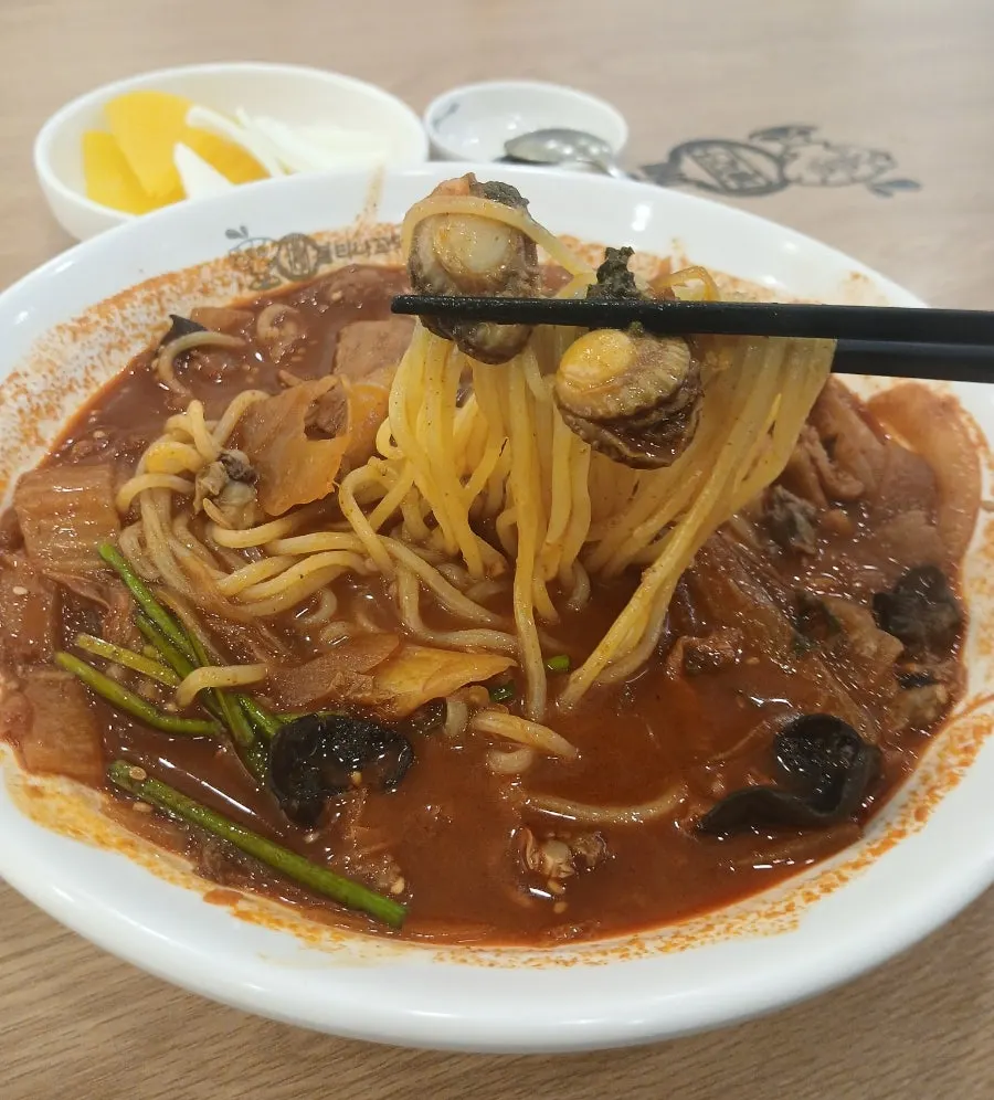 숟가락으로 떠먹는 얼큰한 짬뽕 국물