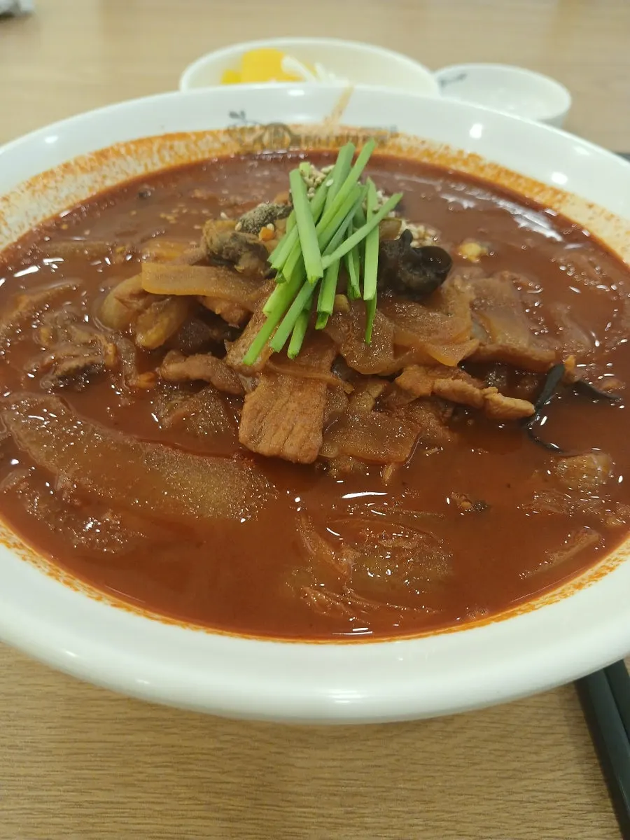 젓가락으로 건져 올린 짬뽕 면