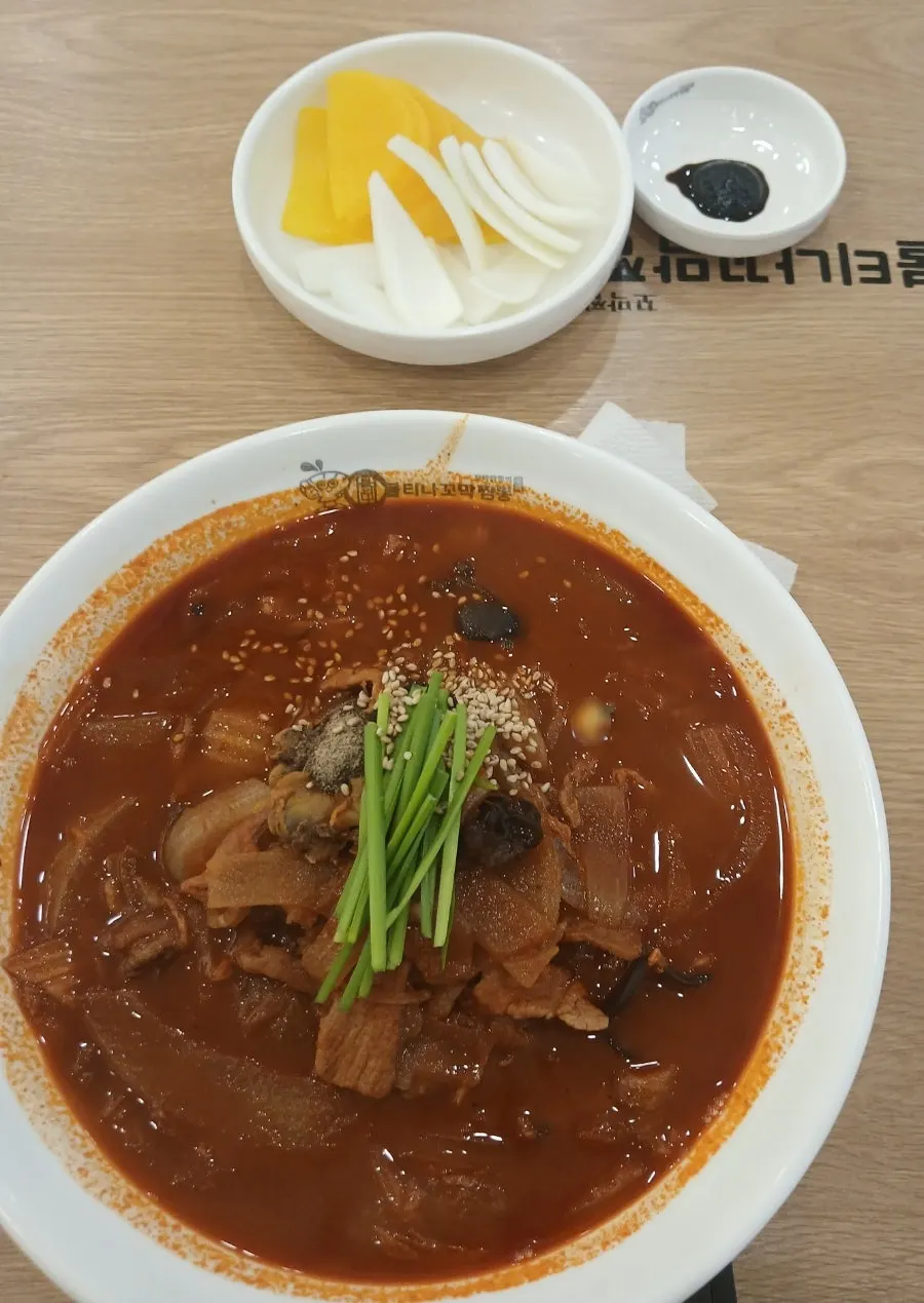 불향 도는 꼬막짬뽕 국물 클로즈업
