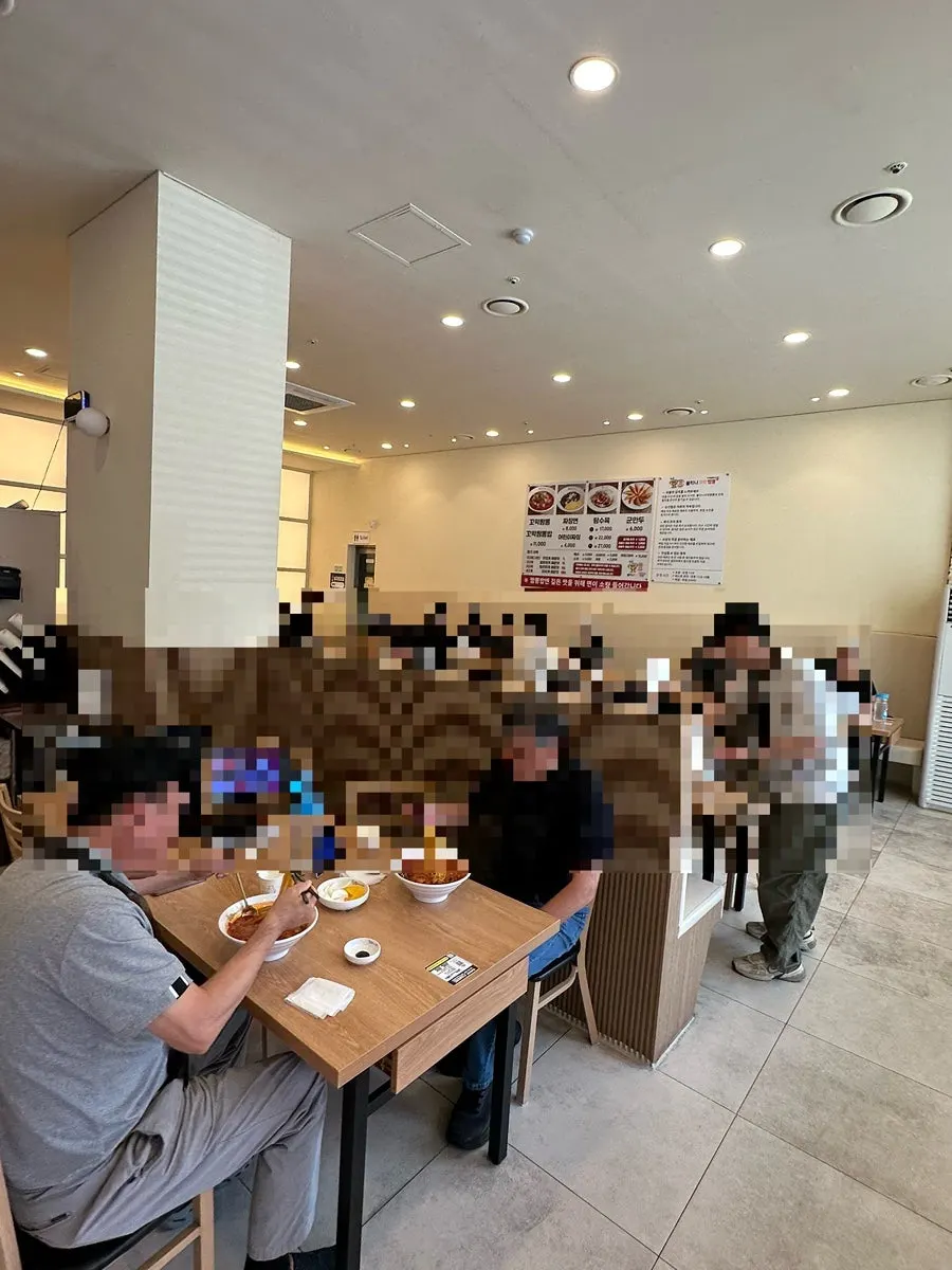 Dining hall of Bultina Kkomak Jjamppong Dongtan Namgwangjang Branch with wide table spacing