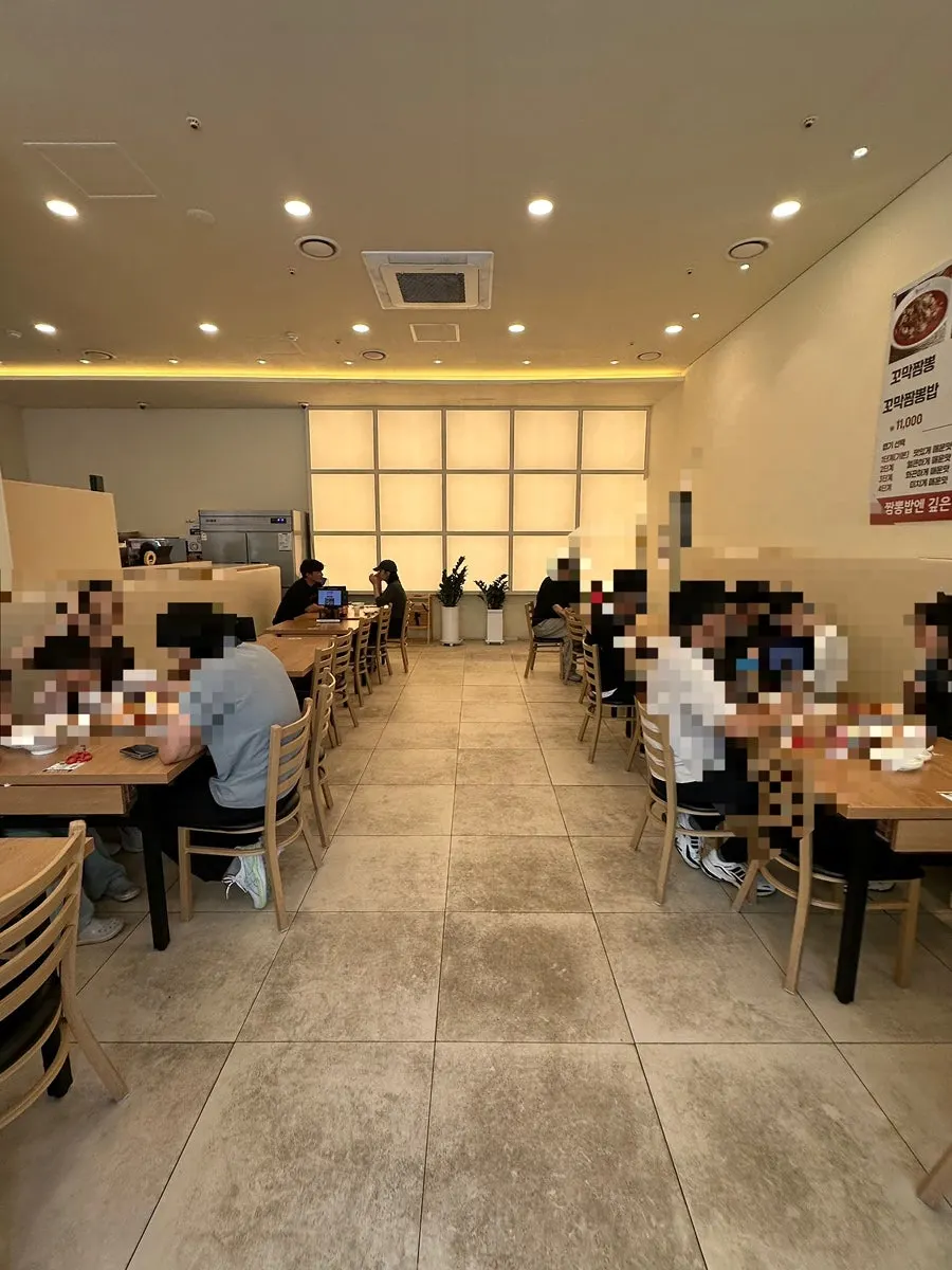 Spacious restaurant floor with plenty of seating at Bultina Kkomak Jjamppong Dongtan Namgwangjang Branch