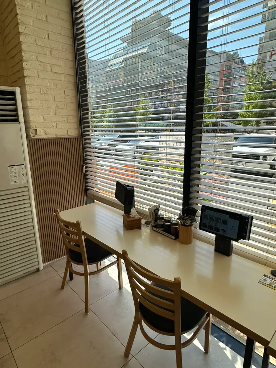 A section of the restaurant with window-side single seating