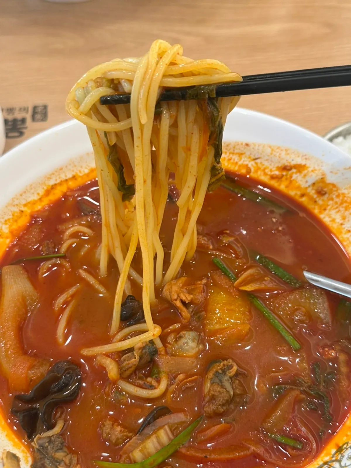 Chewy jjamppong noodles soaked in broth
