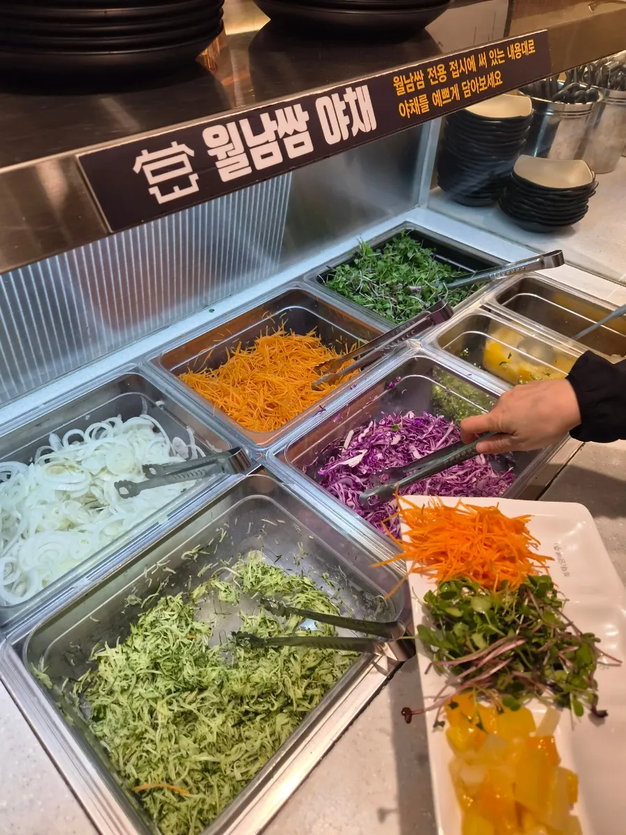 넓은 매장 공간과 테이블 사진