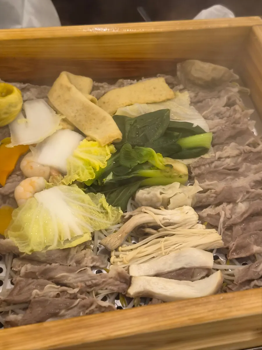 담백하게 익은 편백찜 고기 사진