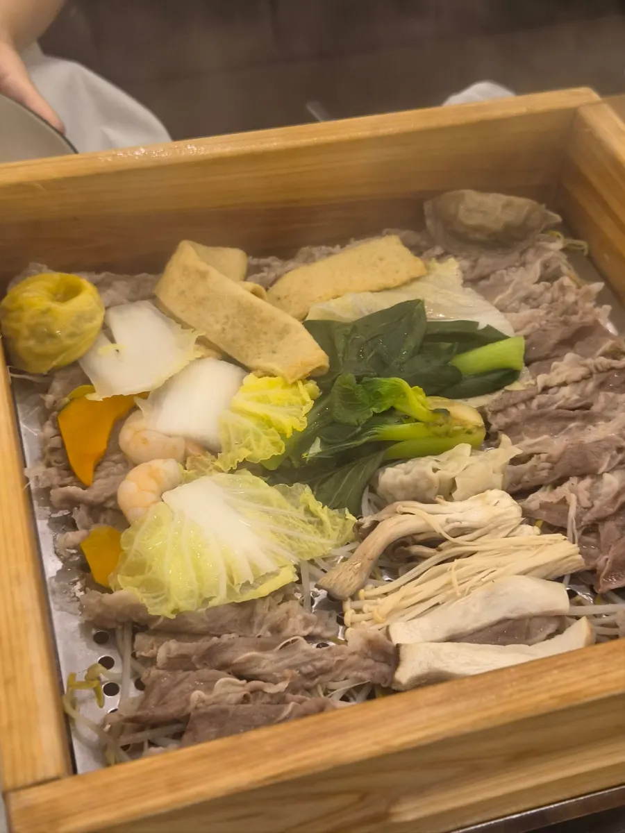 부드러운 편백찜 고기 사진