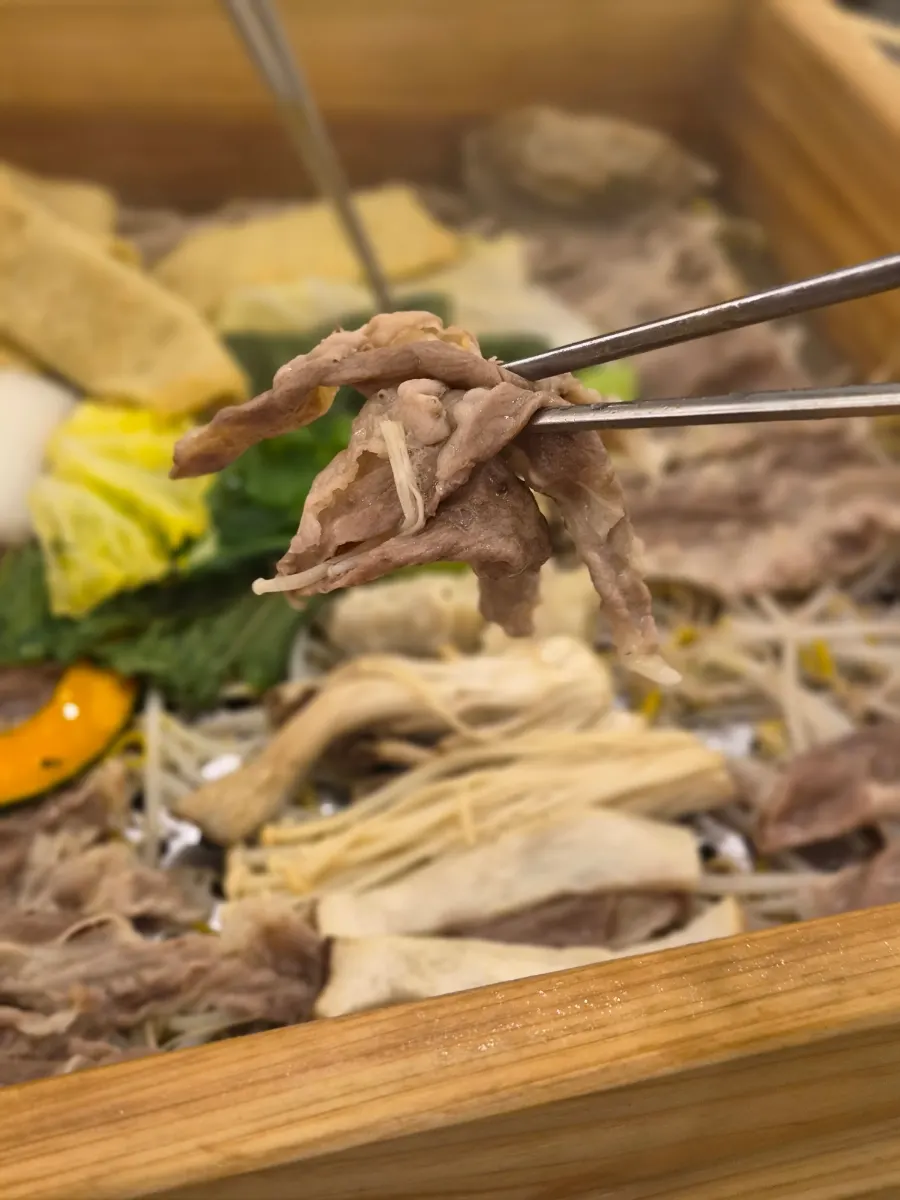 소스와 함께 먹는 편백찜 사진
