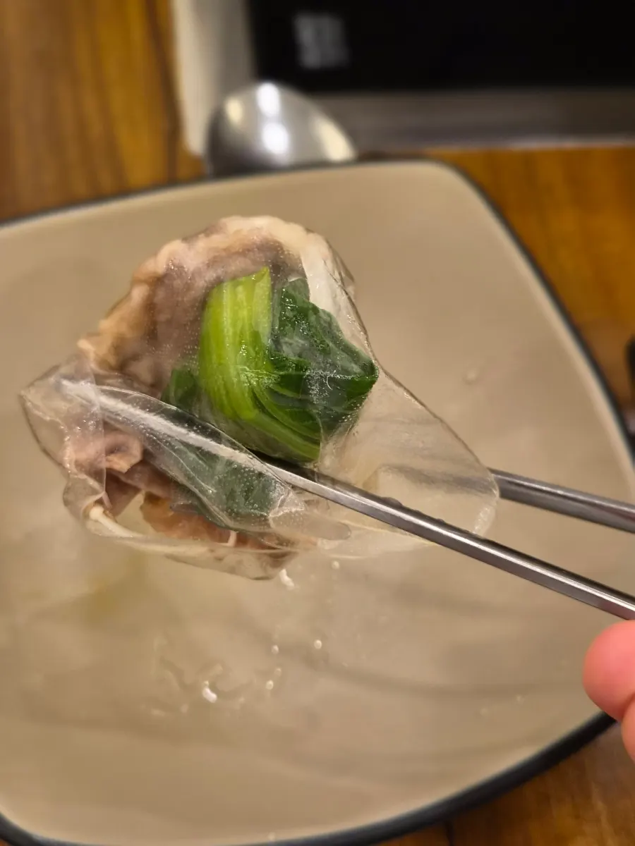 아삭한 채소를 곁들인 편백찜 월남쌈 사진
