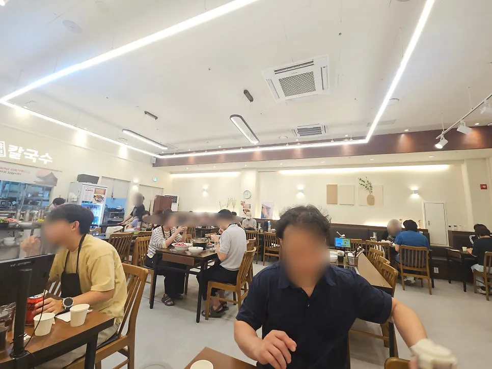 Spaciously arranged shabu-shabu table seating