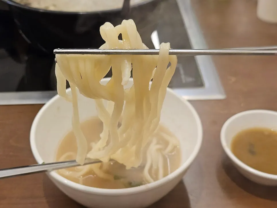 Sujebi dough added alongside the kalguksu