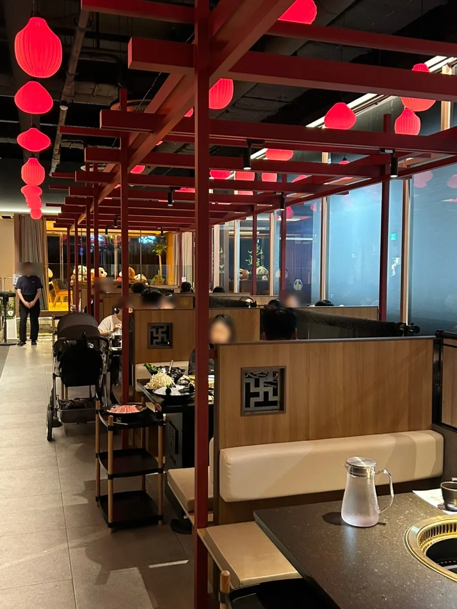 Pintu masuk dan bahagian luar Lao Chongqing Hotpot